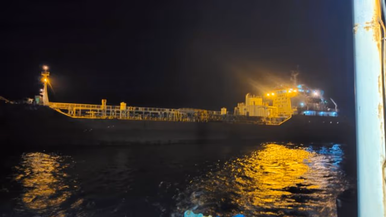 ഒടുവിൽ അനുമതിയെത്തി, പുറംകടലില് നിന്ന് വിഴിഞ്ഞത്ത് നങ്കൂരമിട്ട് തകരാറിലായ എണ്ണക്കപ്പൽ ഒടുവിൽ അനുമതിയെത്തി, പുറംകടലില് നിന്ന് വിഴിഞ്ഞത്ത് നങ്കൂരമിട്ട് തകരാറിലായ എണ്ണക്കപ്പൽ