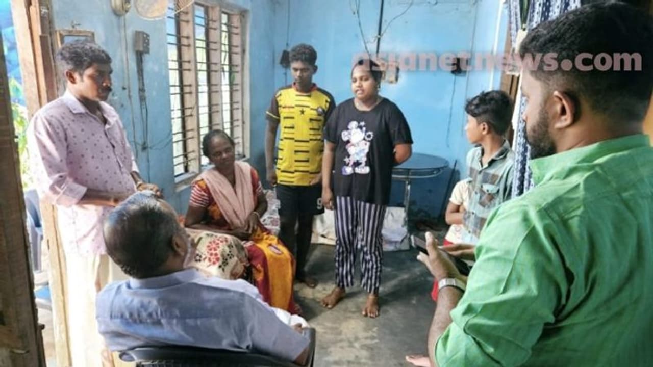 ജീവനൊടുക്കിയ കർഷകൻ പ്രസാദിന്റെ വീട്ടിൽ അപ്രതീക്ഷിതമായി മന്ത്രിയെത്തി, വീട്ടുകാർ അമ്പരന്നു ജീവനൊടുക്കിയ കർഷകൻ പ്രസാദിന്റെ വീട്ടിൽ അപ്രതീക്ഷിതമായി മന്ത്രിയെത്തി, വീട്ടുകാർ അമ്പരന്നു