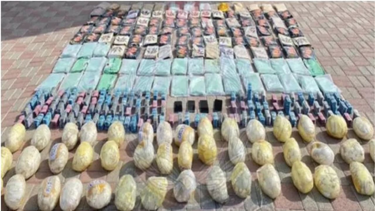 131 കിലോ ഹാഷിഷും 12,900 ലഹരി ഗുളികകളും കടത്താന് ശ്രമം; മൂന്ന് പ്രവാസികളെ പിടികൂടി പൊലീസ് 131 കിലോ ഹാഷിഷും 12,900 ലഹരി ഗുളികകളും കടത്താന് ശ്രമം; മൂന്ന് പ്രവാസികളെ പിടികൂടി പൊലീസ്