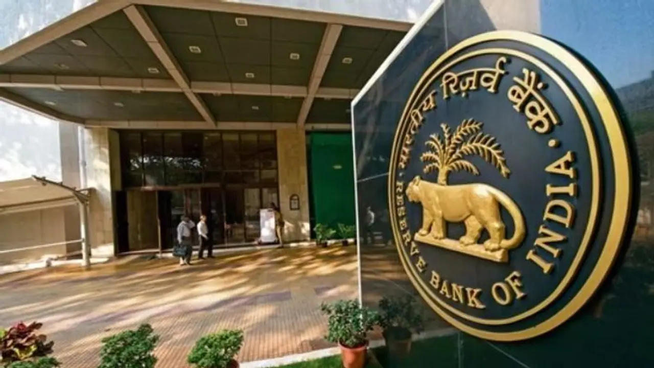 RBI: నాలుగు బ్యాంకులపై ఆర్బీఐ కొరడా, జరిమానా చెల్లించాల్సిందే అని ఉత్తర్వులు RBI: నాలుగు బ్యాంకులపై ఆర్బీఐ కొరడా, జరిమానా చెల్లించాల్సిందే అని ఉత్తర్వులు