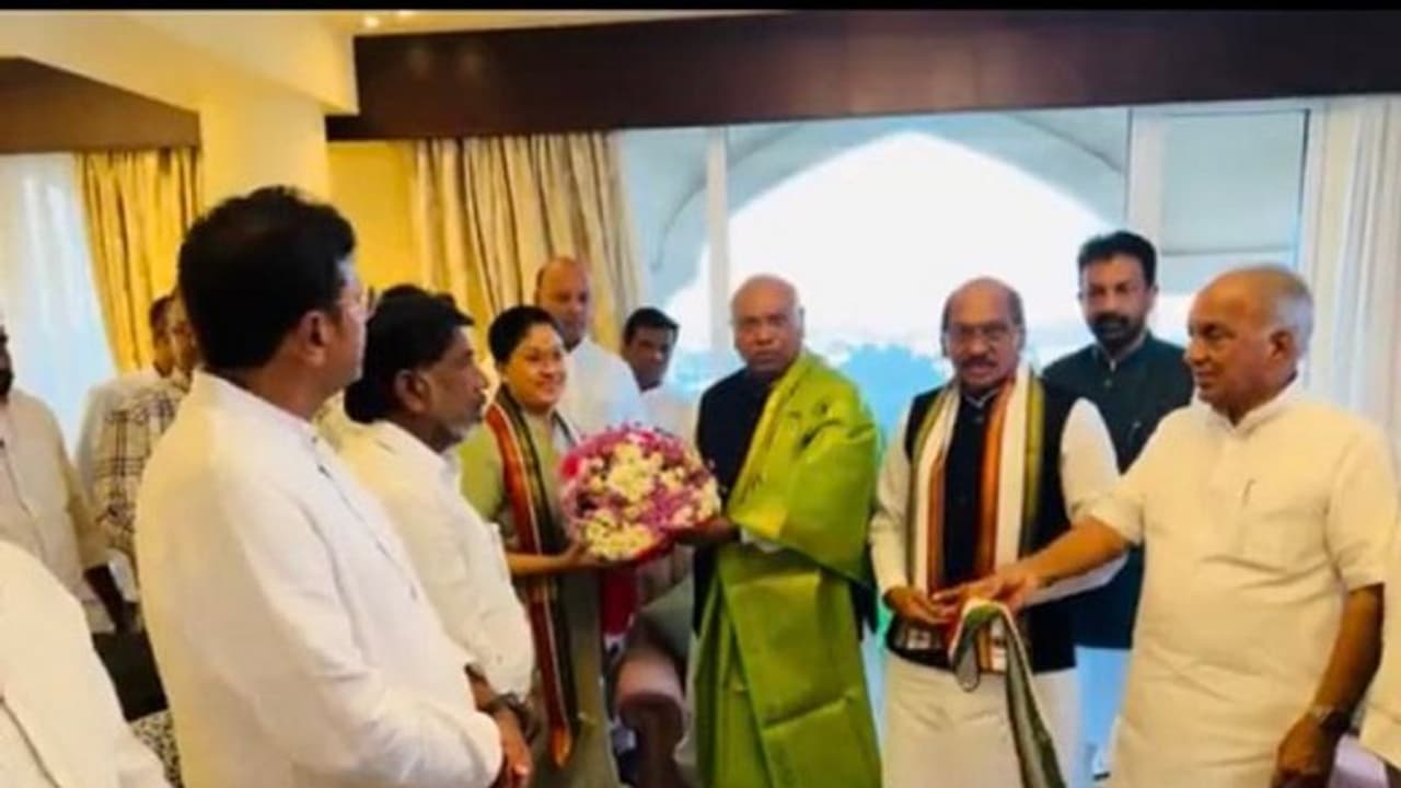 vijayashanthi:మల్లికార్జున ఖర్గేతో విజయశాంతి భేటీ, కాంగ్రెస్లో చేరిన రాములమ్మ vijayashanthi:మల్లికార్జున ఖర్గేతో విజయశాంతి భేటీ, కాంగ్రెస్లో చేరిన రాములమ్మ