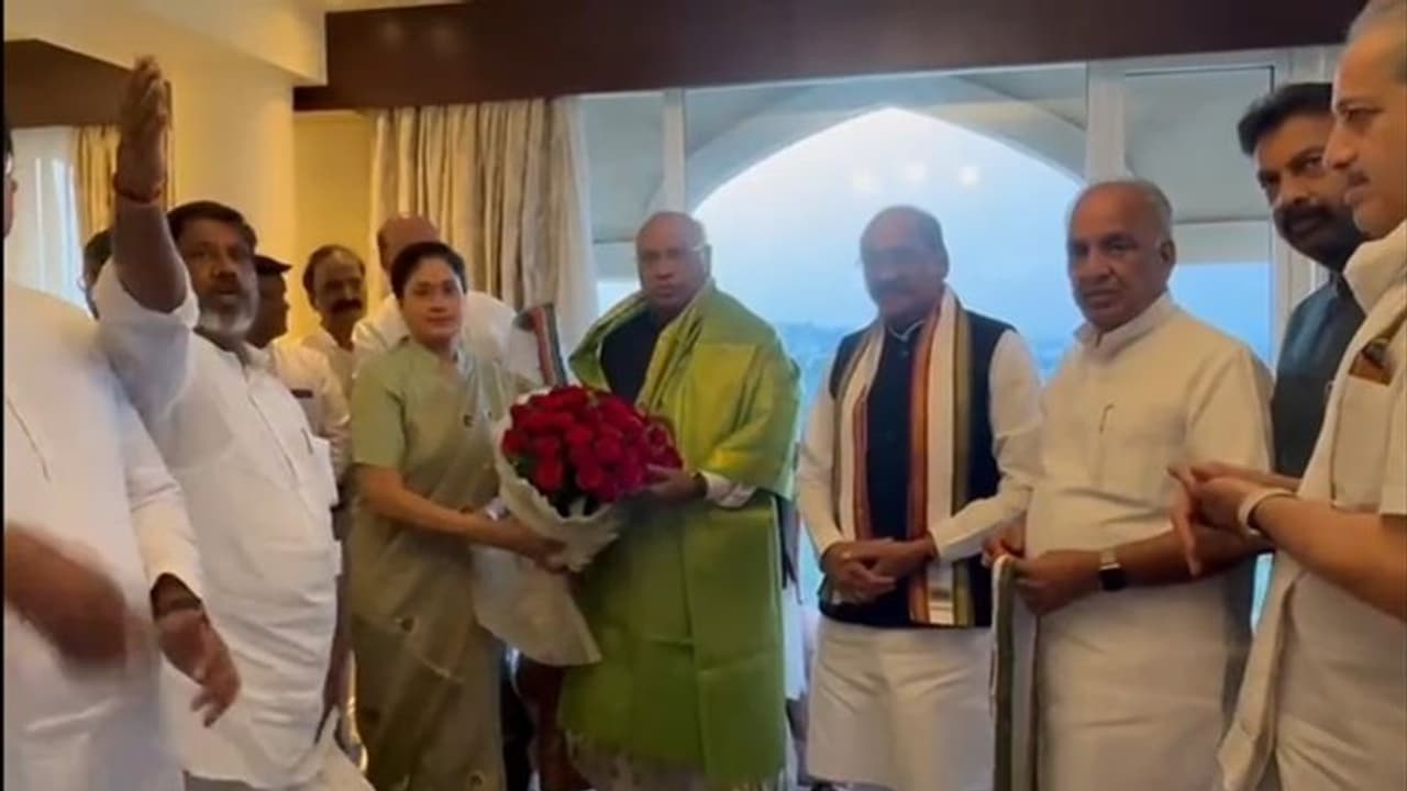 பாஜகவில் இருந்து விலகிய நடிகை விஜயசாந்தி காங்கிரஸில் இணைந்தார்! பாஜகவில் இருந்து விலகிய நடிகை விஜயசாந்தி காங்கிரஸில் இணைந்தார்!