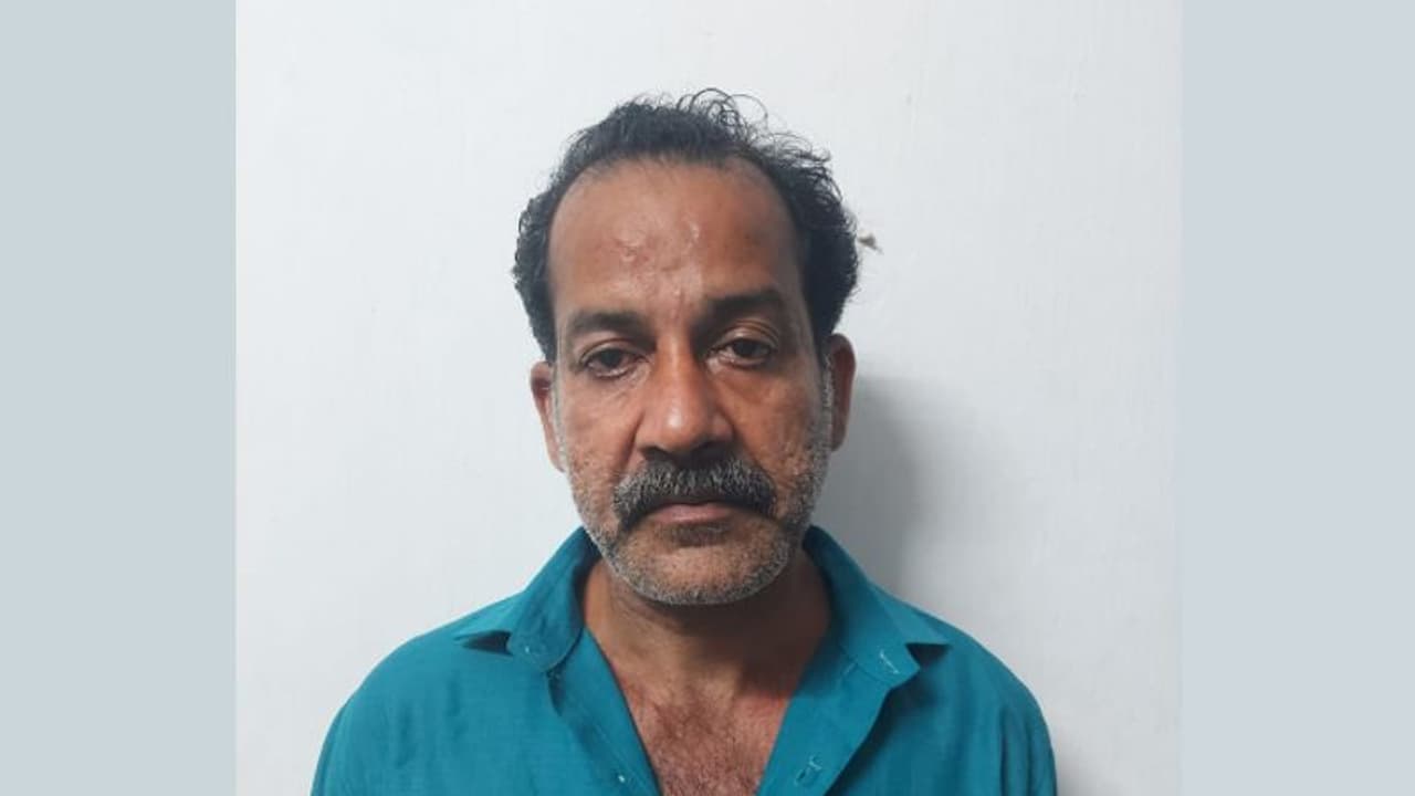 ഓട്ടോയ്ക്കരികിൽ ഡ്രൈവറെന്ന പോലെ, പിന്നെ സീറ്റിൽ കയറിയിരുന്നു, ഡാഷ് ബോർഡ് തകർത്ത് നടത്തിയ മോഷണം, പിടിയിൽ ഓട്ടോയ്ക്കരികിൽ ഡ്രൈവറെന്ന പോലെ, പിന്നെ സീറ്റിൽ കയറിയിരുന്നു, ഡാഷ് ബോർഡ് തകർത്ത് നടത്തിയ മോഷണം, പിടിയിൽ