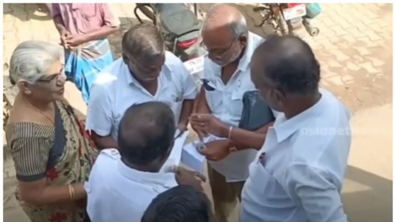 എസി ബസിന് എല്ലായിടത്തും സ്റ്റോപ്പ്; ഇൻസ്പെക്ടർമാർ എത്തിയപ്പോള് ടിക്കറ്റ് വേറെ, ഒടുവിൽ പുറത്തായത് വൻ തട്ടിപ്പ് എസി ബസിന് എല്ലായിടത്തും സ്റ്റോപ്പ്; ഇൻസ്പെക്ടർമാർ എത്തിയപ്പോള് ടിക്കറ്റ് വേറെ, ഒടുവിൽ പുറത്തായത് വൻ തട്ടിപ്പ്