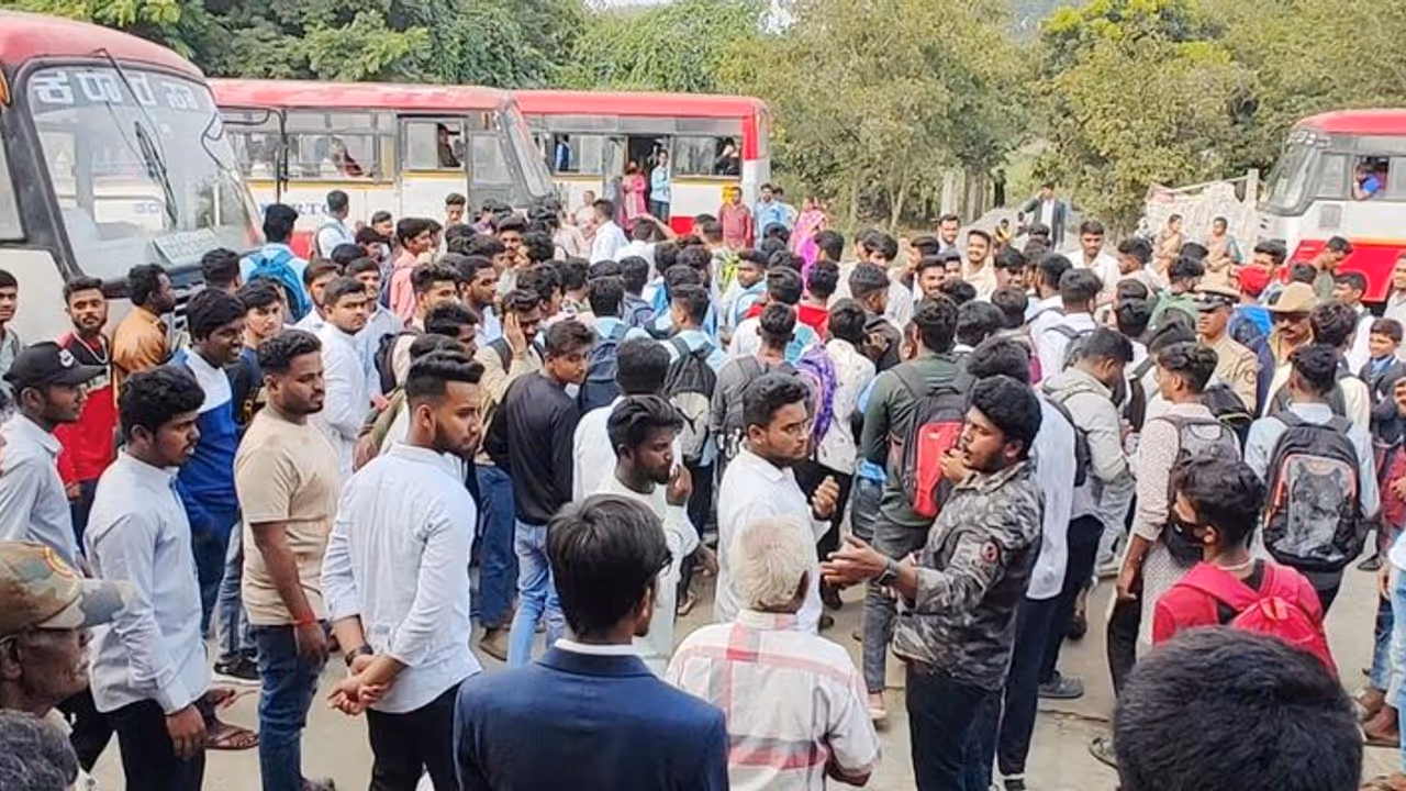 ಶಕ್ತಿ ಯೋಜನೆ ಪ್ರಭಾವ ಬಸ್ ಗಾಗಿ ವಿದ್ಯಾರ್ಥಿಗಳ ಪ್ರತಿಭಟನೆ ಶಕ್ತಿ ಯೋಜನೆ ಪ್ರಭಾವ ಬಸ್ ಗಾಗಿ ವಿದ್ಯಾರ್ಥಿಗಳ ಪ್ರತಿಭಟನೆ