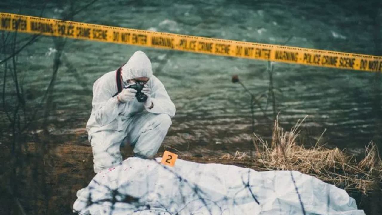 റഷ്യന് ദമ്പതികളുടെ മൃതദേഹങ്ങള് കുളത്തില് നഗ്നമായ നിലയില്; കൈകളില് മുറിവേറ്റ പാടുകള് റഷ്യന് ദമ്പതികളുടെ മൃതദേഹങ്ങള് കുളത്തില് നഗ്നമായ നിലയില്; കൈകളില് മുറിവേറ്റ പാടുകള്