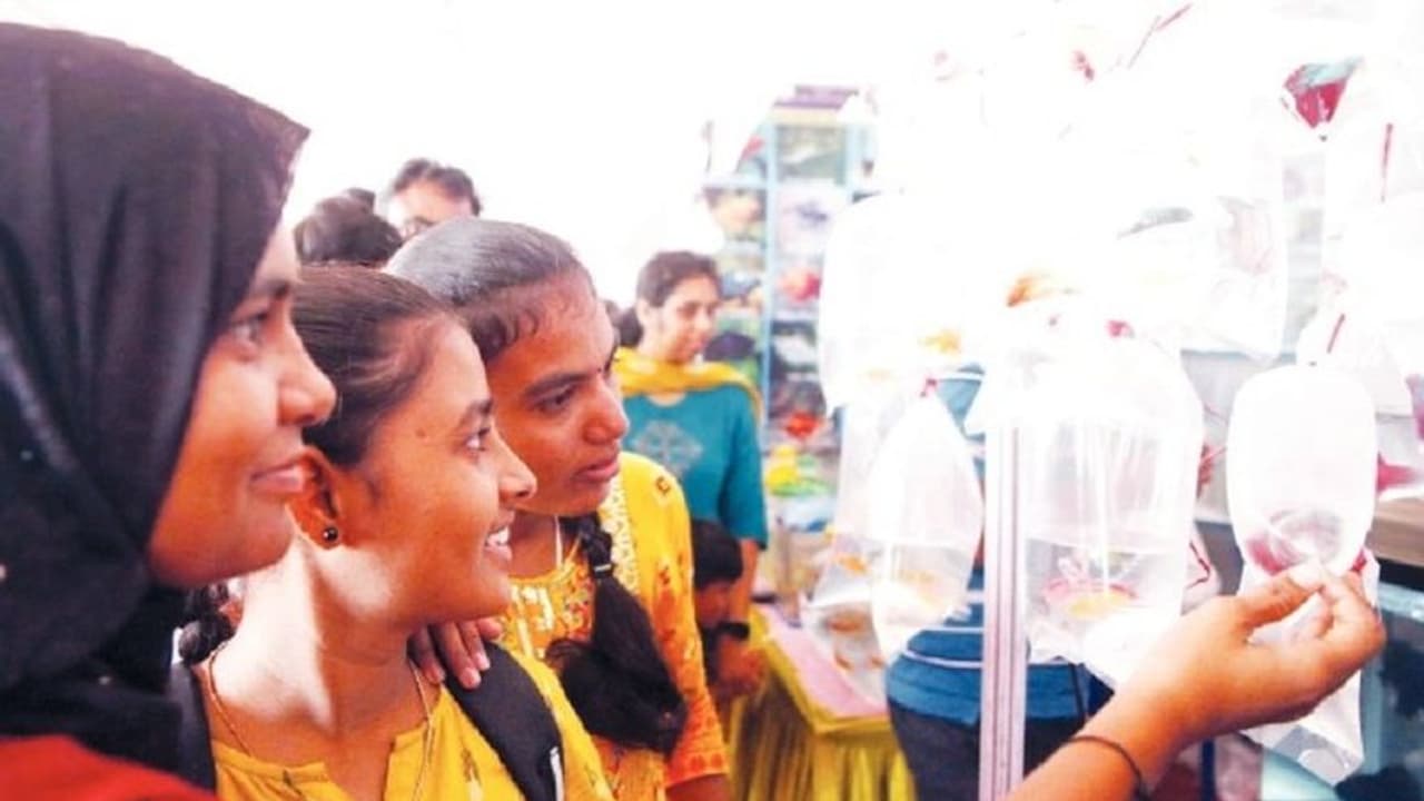 ಬೆಂಗಳೂರು ಕೃಷಿ ಮೇಳದಲ್ಲಿ ಕೋಳಿ, ಮೀನು ನೋಡಲು ಮುಗಿಬಿದ್ದ ಜನ: ಏನಿದರ ವಿಶೇಷತೆ!