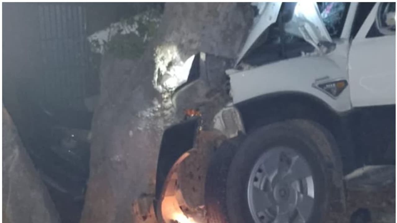 വിവാഹ സത്കാരം കഴിഞ്ഞ് മടങ്ങവെ കാർ മരത്തിലിടിച്ചു കയറി അഞ്ചുമരണം, അഞ്ചുപേർക്ക് പരിക്ക് കാരണം ഡ്രൈവർ ഉറങ്ങിയത് വിവാഹ സത്കാരം കഴിഞ്ഞ് മടങ്ങവെ കാർ മരത്തിലിടിച്ചു കയറി അഞ്ചുമരണം, അഞ്ചുപേർക്ക് പരിക്ക് കാരണം ഡ്രൈവർ ഉറങ്ങിയത്