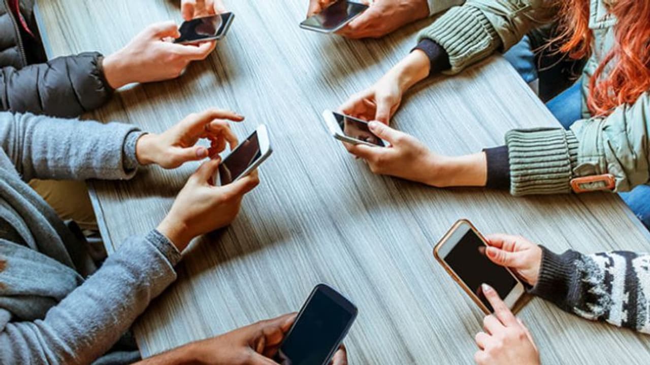 വിദ്യാര്ഥികള് സ്മാര്ട്ട് ഫോണിന് അടിമയാണോ? രക്ഷിതാക്കള് ഉടന് ചെയ്യേണ്ട കാര്യങ്ങള് വിദ്യാര്ഥികള് സ്മാര്ട്ട് ഫോണിന് അടിമയാണോ? രക്ഷിതാക്കള് ഉടന് ചെയ്യേണ്ട കാര്യങ്ങള്