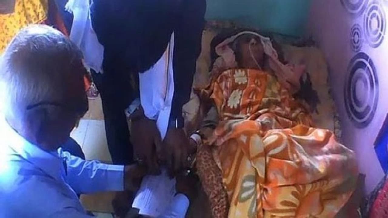 Rajasthan Election 2023: सामने पत्नी की पड़ी थी डेड बॉडी, पर अंतिम संस्कार के पहले पति ने डाला वोट 