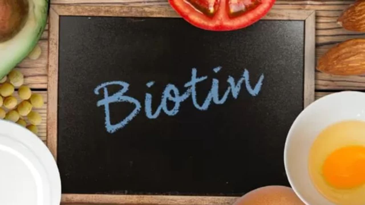 ബയോട്ടിൻ അടങ്ങിയ ഭക്ഷണങ്ങൾ കഴിക്കണമെന്ന് പറയുന്നതിന്റെ കാരണം ബയോട്ടിൻ അടങ്ങിയ ഭക്ഷണങ്ങൾ കഴിക്കണമെന്ന് പറയുന്നതിന്റെ കാരണം