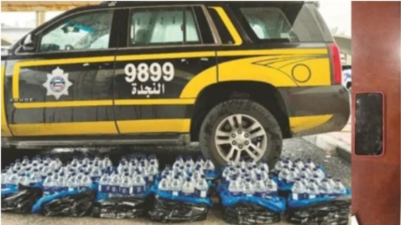 കറുത്ത ബാഗ് ഒരു വാഹനത്തില് നിന്ന് മറ്റൊന്നിലേക്ക് മാറ്റി; പരിശോധനയില് പിടികൂടിയത് 126 കുപ്പി നാടൻ മദ്യം കറുത്ത ബാഗ് ഒരു വാഹനത്തില് നിന്ന് മറ്റൊന്നിലേക്ക് മാറ്റി; പരിശോധനയില് പിടികൂടിയത് 126 കുപ്പി നാടൻ മദ്യം