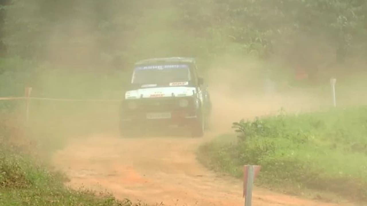 ಕೊಡಗು: ಕಾಫಿ ಎಸ್ಟೇಟ್ಗಳಲ್ಲಿ ಧೂಳೆಬ್ಬಿಸಿದ ಕಾರು ರ್ಯಾಲಿ..! ಕೊಡಗು: ಕಾಫಿ ಎಸ್ಟೇಟ್ಗಳಲ್ಲಿ ಧೂಳೆಬ್ಬಿಸಿದ ಕಾರು ರ್ಯಾಲಿ..!