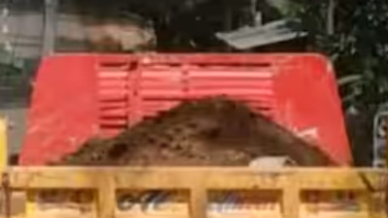 എടുത്തിട്ടും എടുത്തിട്ടും തീരത്ത മണ്ണ്, വില്ലേജ് കെട്ടിട നിർമാണ സ്ഥലത്തെ 'വെള്ളാന' മണ്ണ്! ഒപ്പം വയൽ നികത്തും എടുത്തിട്ടും എടുത്തിട്ടും തീരത്ത മണ്ണ്, വില്ലേജ് കെട്ടിട നിർമാണ സ്ഥലത്തെ 'വെള്ളാന' മണ്ണ്! ഒപ്പം വയൽ നികത്തും