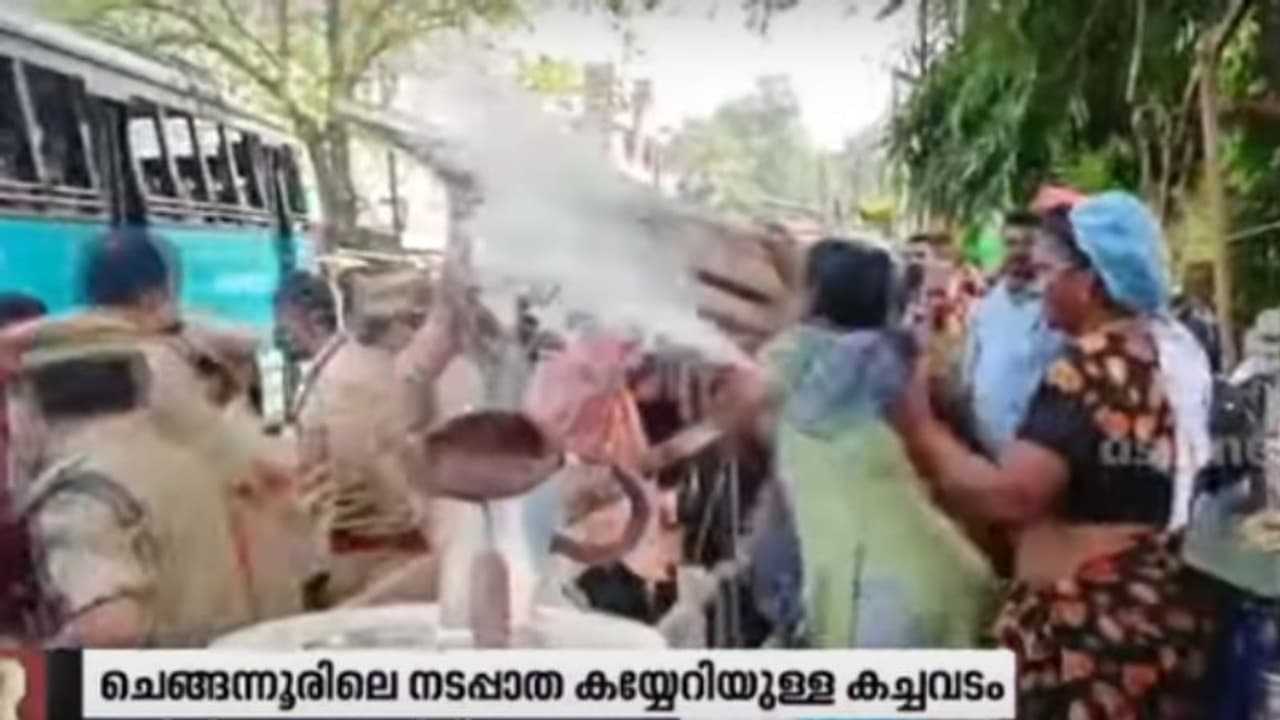 ചൂടില്ലാത്തതിനാൽ രക്ഷപ്പെട്ടു! നടപ്പാത കയ്യേറ്റം ഒഴിപ്പിക്കാനെത്തിയ എസ്ഐ അടക്കമുള്ളവർക്കെതിരെ 'പാൽ പ്രയോഗം' ചൂടില്ലാത്തതിനാൽ രക്ഷപ്പെട്ടു! നടപ്പാത കയ്യേറ്റം ഒഴിപ്പിക്കാനെത്തിയ എസ്ഐ അടക്കമുള്ളവർക്കെതിരെ 'പാൽ പ്രയോഗം'