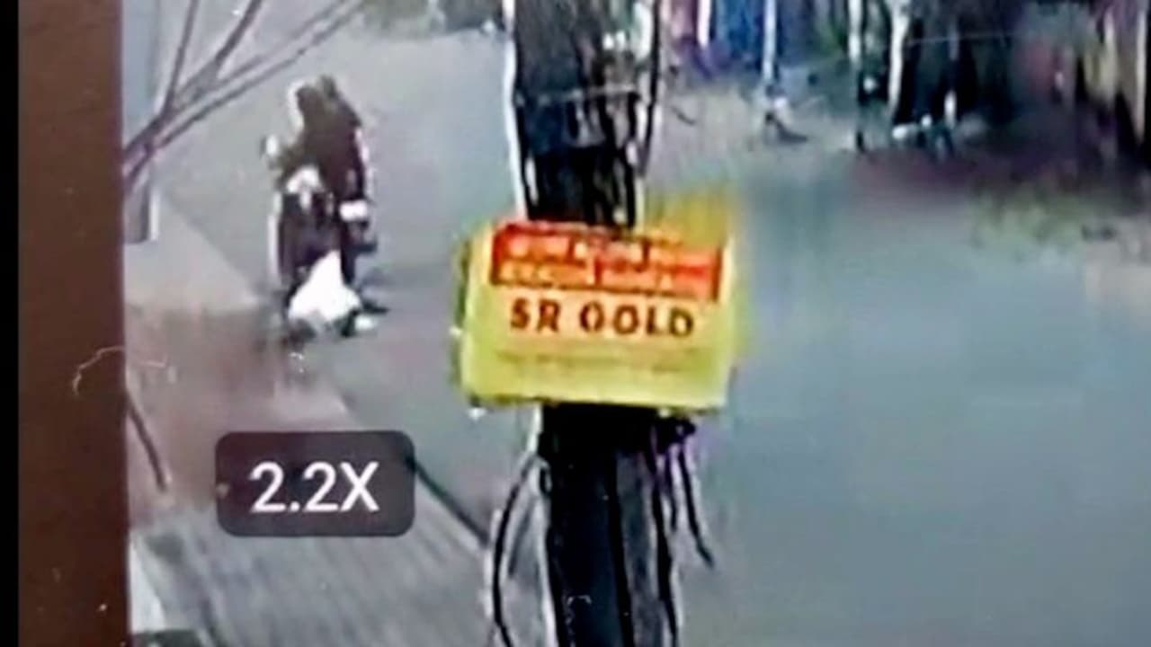 യു ടേണ് എടുത്ത് ബൈക്ക് നിന്നു, പിന്നെ 'മിന്നലാക്രമണം'; ഒരു സെക്കൻഡിൽ മുൻ അധ്യാപികയുടെ മാല കയ്യിലാക്കി പോയി യു ടേണ് എടുത്ത് ബൈക്ക് നിന്നു, പിന്നെ 'മിന്നലാക്രമണം'; ഒരു സെക്കൻഡിൽ മുൻ അധ്യാപികയുടെ മാല കയ്യിലാക്കി പോയി