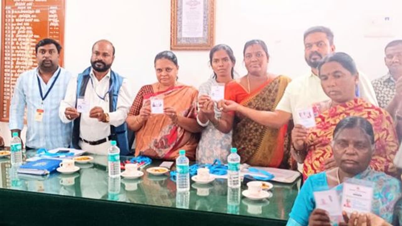 ಕಾರ್ಮಿಕರಿಗೆ ಗುರುತಿನ ಕಾರ್ಡ್ ವಿತರಣೆ ಕಾರ್ಮಿಕರಿಗೆ ಗುರುತಿನ ಕಾರ್ಡ್ ವಿತರಣೆ