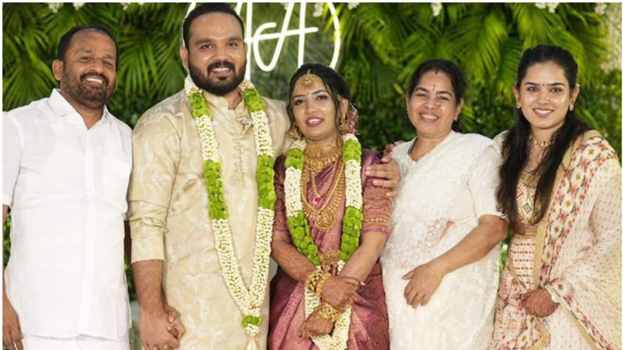 മകന്റെ വിവാഹം കഴിഞ്ഞു, നിർധന യുവതികളുടെ വിവാഹത്തിന് ആഭരണവും പുടവും കൈമാറി; കുറിപ്പുമായി ടിഎൻ പ്രതാപൻ എംപി മകന്റെ വിവാഹം കഴിഞ്ഞു, നിർധന യുവതികളുടെ വിവാഹത്തിന് ആഭരണവും പുടവും കൈമാറി; കുറിപ്പുമായി ടിഎൻ പ്രതാപൻ എംപി