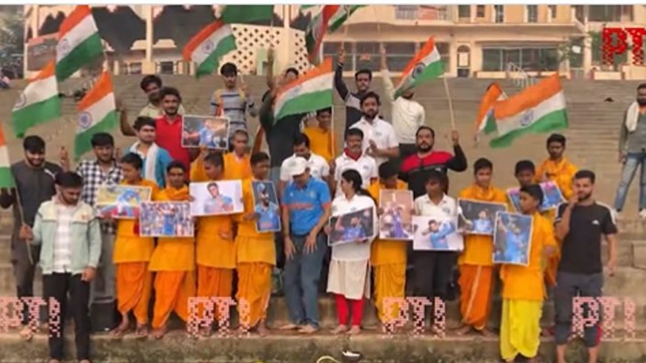 കൈകള് കൂപ്പി കണ്ണുകളടച്ച് രാജ്യം; ഇന്ത്യ കപ്പുയര്ത്താന് വാരണാസിയില് പ്രത്യേക പ്രാര്ഥന കൈകള് കൂപ്പി കണ്ണുകളടച്ച് രാജ്യം; ഇന്ത്യ കപ്പുയര്ത്താന് വാരണാസിയില് പ്രത്യേക പ്രാര്ഥന