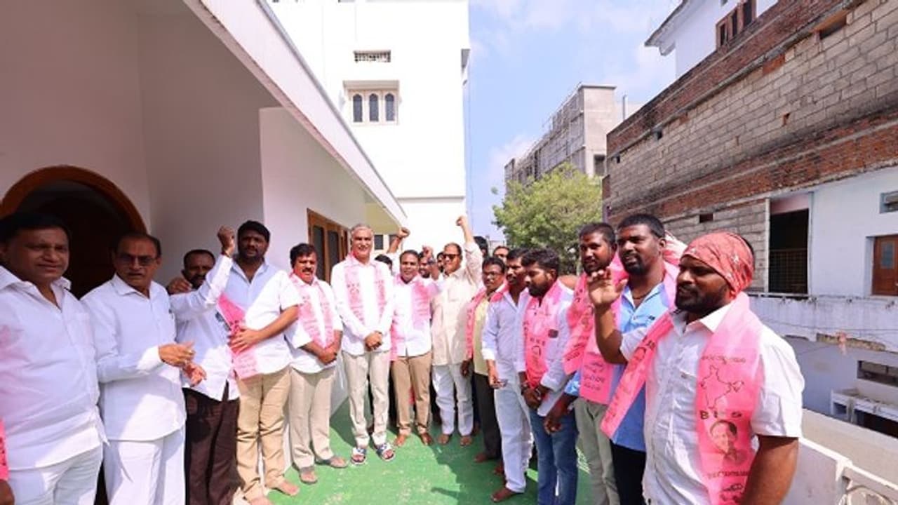  బాబుమోహన్ కు కొడుకు ఉదయ్ షాక్:బీఆర్ఎస్‌లో చేరిన ఉదయ్