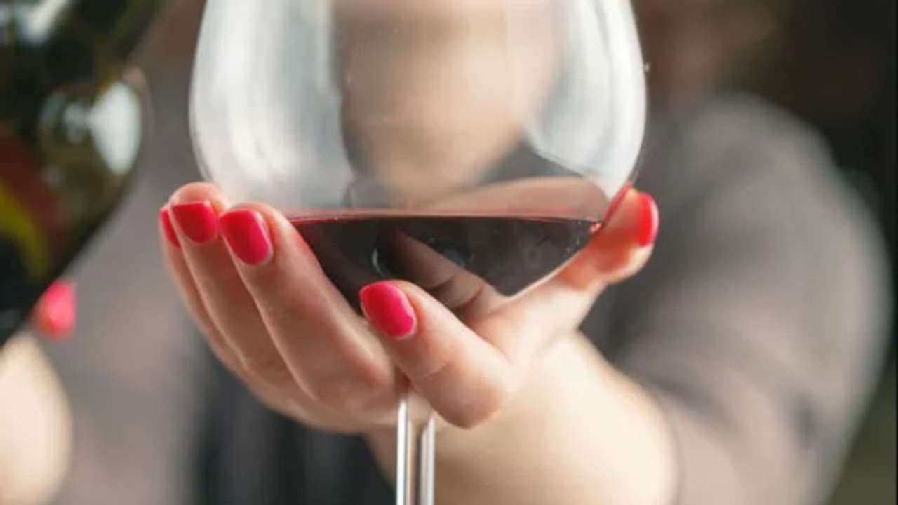 32കാരിക്ക് വൈൻ കുടിക്കാൻ മോഹം, പുറത്തിറങ്ങാൻ വയ്യ; വീട്ടിലെത്തിക്കാമെന്ന് വാഗ്ദാനം, നഷ്ടപ്പെട്ടത് വൻതുക 32കാരിക്ക് വൈൻ കുടിക്കാൻ മോഹം, പുറത്തിറങ്ങാൻ വയ്യ; വീട്ടിലെത്തിക്കാമെന്ന് വാഗ്ദാനം, നഷ്ടപ്പെട്ടത് വൻതുക