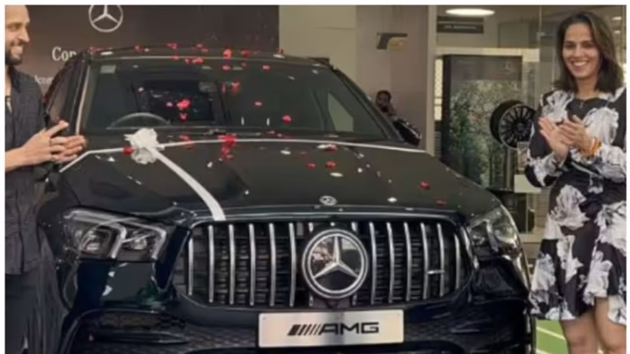  സ്‍മാഷ് വേഗം പോലൊരു കാർ സ്വന്തമാക്കി സൈന, വെറും 3.8 സെക്കൻഡിനകം ഇത്രയും വേഗം!