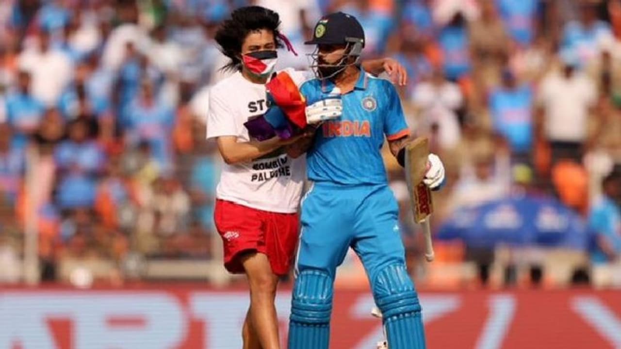World Cup Final: ಮೈದಾನಕ್ಕೆ ನುಗ್ಗಿದ ಪ್ಯಾಲೆಸ್ತೇನಿ ಬೆಂಬಲಿಗ, ಆರೆಸ್ಟ್ ಮಾಡಿದ ಗುಜರಾತ್ ಪೊಲೀಸ್..! World Cup Final: ಮೈದಾನಕ್ಕೆ ನುಗ್ಗಿದ ಪ್ಯಾಲೆಸ್ತೇನಿ ಬೆಂಬಲಿಗ, ಆರೆಸ್ಟ್ ಮಾಡಿದ ಗುಜರಾತ್ ಪೊಲೀಸ್..!
