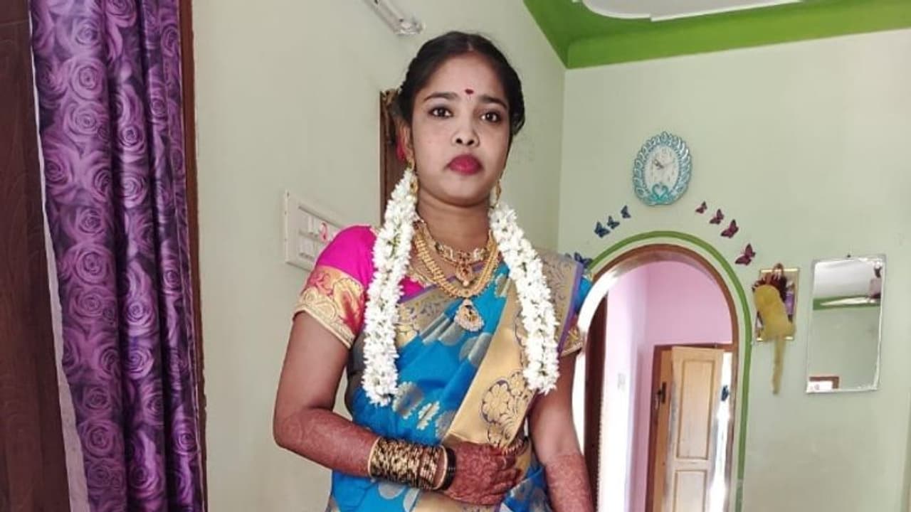 റോഡിൽ പൊട്ടിക്കിടന്ന വൈദ്യുത കമ്പിയിൽ അബദ്ധത്തിൽ ചവിട്ടി, 23 കാരിയും കൈക്കുഞ്ഞും ഷോക്കേറ്റ് മരിച്ചു റോഡിൽ പൊട്ടിക്കിടന്ന വൈദ്യുത കമ്പിയിൽ അബദ്ധത്തിൽ ചവിട്ടി, 23 കാരിയും കൈക്കുഞ്ഞും ഷോക്കേറ്റ് മരിച്ചു