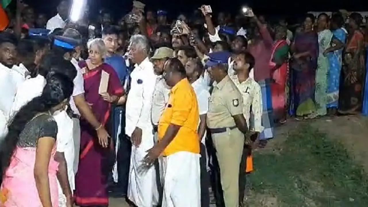 நள்ளிரவில் நிதியமைச்சர் நிர்மலா சீதாராமனை மடக்கி பொதுமக்கள் வைத்த கோரிக்கை!