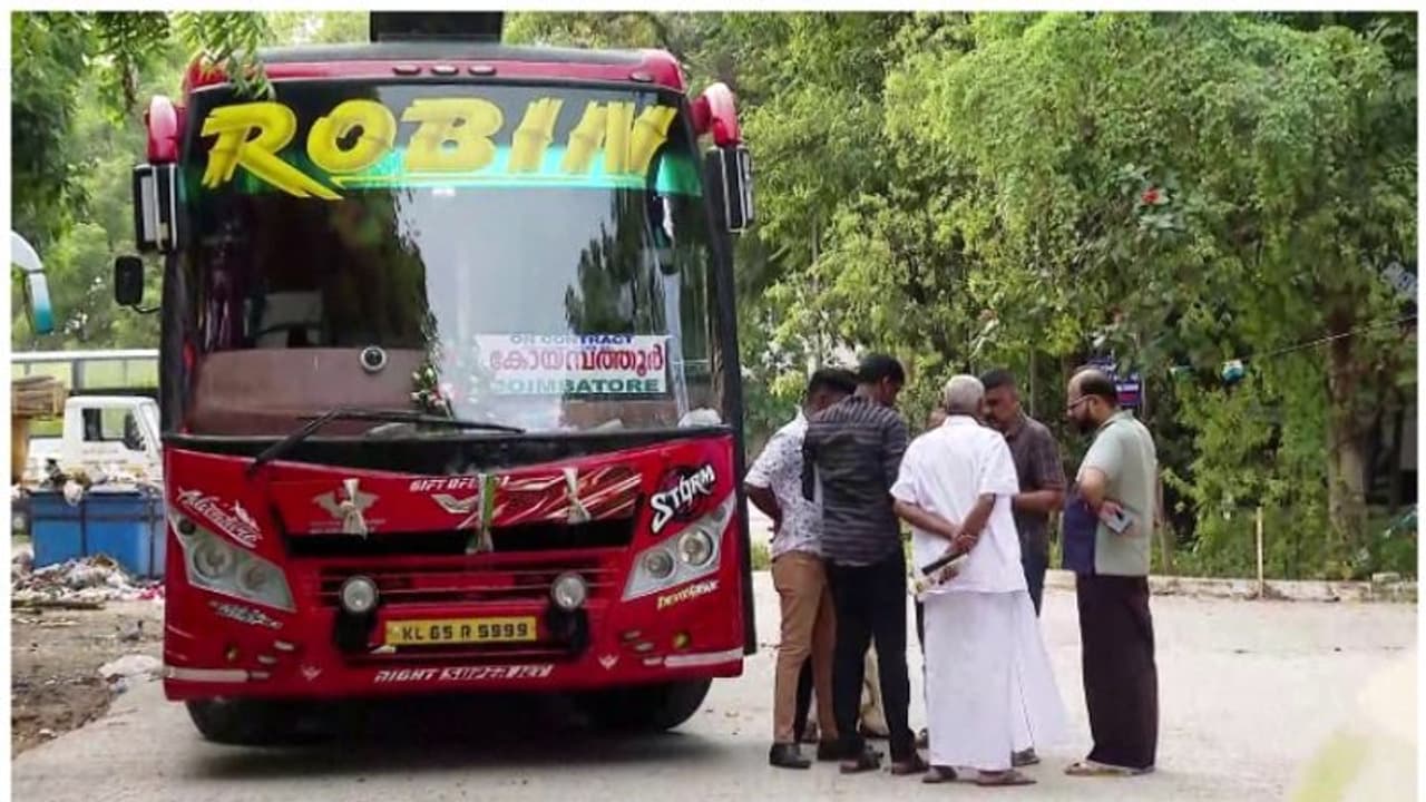 'റോബിൻ' തമിഴ്നാട് മോട്ടോർ വാഹന വകുപ്പിന്റെ കസ്റ്റഡിയിൽ; ബസിൽ നിന്ന് ഇറങ്ങില്ലെന്ന് ഉടമയും യാത്രക്കാരും 'റോബിൻ' തമിഴ്നാട് മോട്ടോർ വാഹന വകുപ്പിന്റെ കസ്റ്റഡിയിൽ; ബസിൽ നിന്ന് ഇറങ്ങില്ലെന്ന് ഉടമയും യാത്രക്കാരും