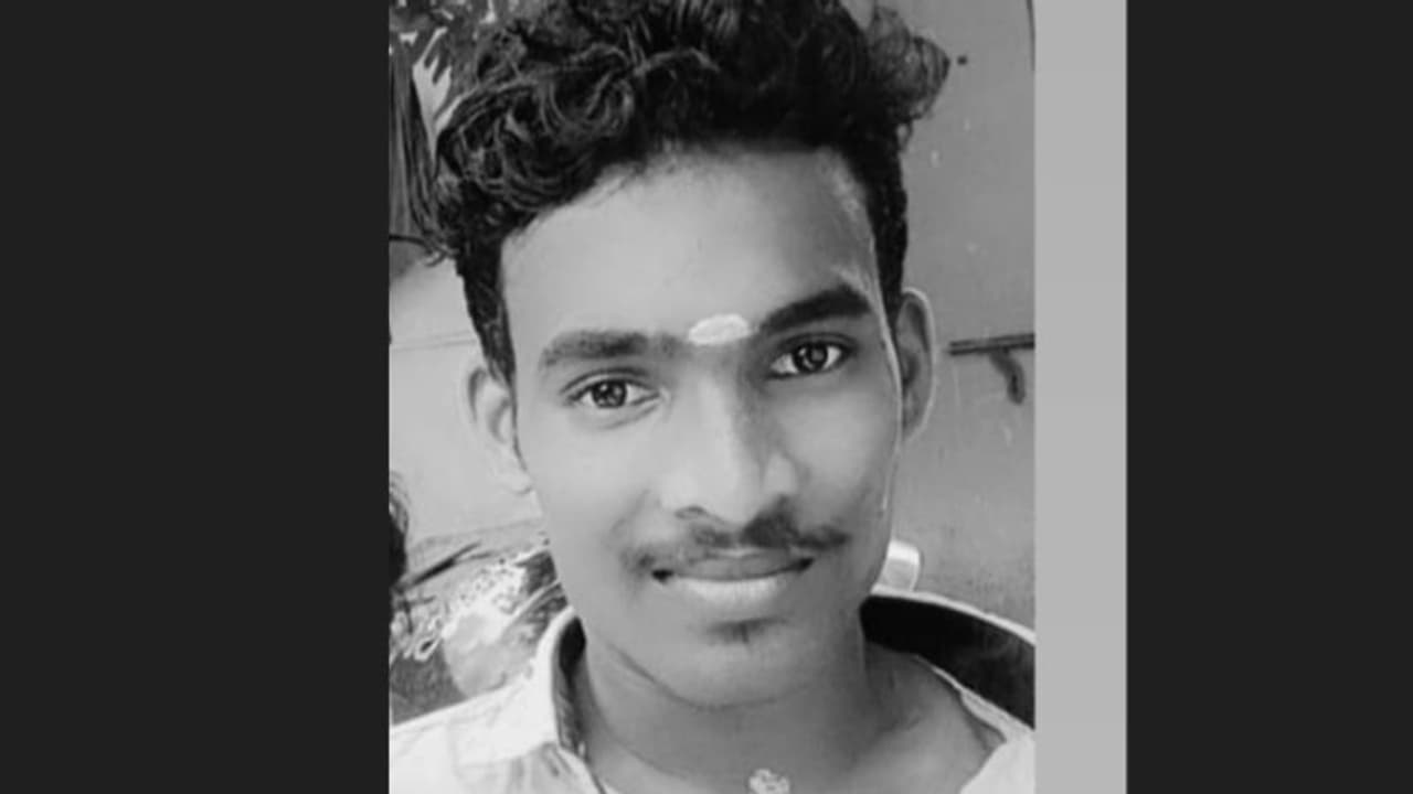 പയ്യന്നൂരിൽ ക്ഷേത്രക്കുളത്തിൽ കുളിക്കാനിറങ്ങിയ 18കാരന് മുങ്ങിമരിച്ചു പയ്യന്നൂരിൽ ക്ഷേത്രക്കുളത്തിൽ കുളിക്കാനിറങ്ങിയ 18കാരന് മുങ്ങിമരിച്ചു