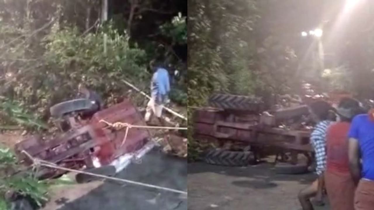 ശബരിമല സന്നിധാനത്തേക്ക് ശർക്കരയുമായി വന്ന ട്രാക്ടർ വനപാതയിൽനിന്ന് താഴ്ചയിലേക്ക് മറിഞ്ഞു, ഡ്രൈവര്ക്ക് പരിക്ക് ശബരിമല സന്നിധാനത്തേക്ക് ശർക്കരയുമായി വന്ന ട്രാക്ടർ വനപാതയിൽനിന്ന് താഴ്ചയിലേക്ക് മറിഞ്ഞു, ഡ്രൈവര്ക്ക് പരിക്ക്