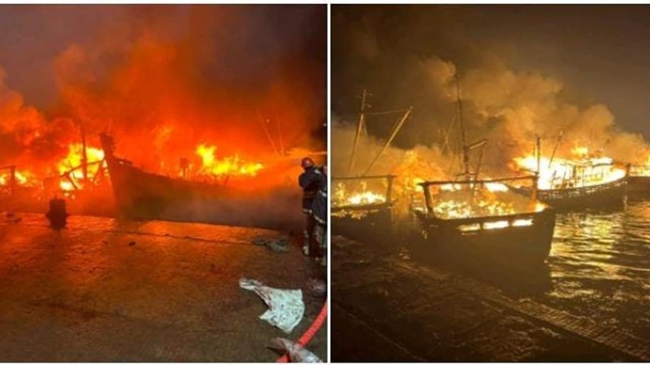 துறைமுகத்தில் தீ விபத்து..! கொழுந்துவிட்டு எரியும் 60க்கும் மேற்பட்ட படகுகள் போராடும் தீயணைப்பு வீரர்கள் துறைமுகத்தில் தீ விபத்து..! கொழுந்துவிட்டு எரியும் 60க்கும் மேற்பட்ட படகுகள் போராடும் தீயணைப்பு வீரர்கள்