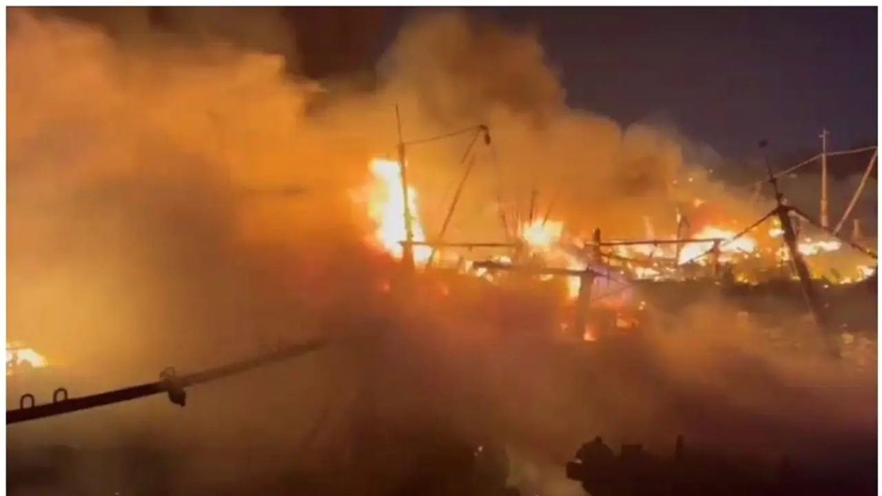 విశాఖ ఫిషింగ్ హార్బర్ లో భారీ అగ్నిప్రమాదం... చెలరేగిన మంటల్లో 40 బోట్లు కాలిబూడిద (వీడియో)