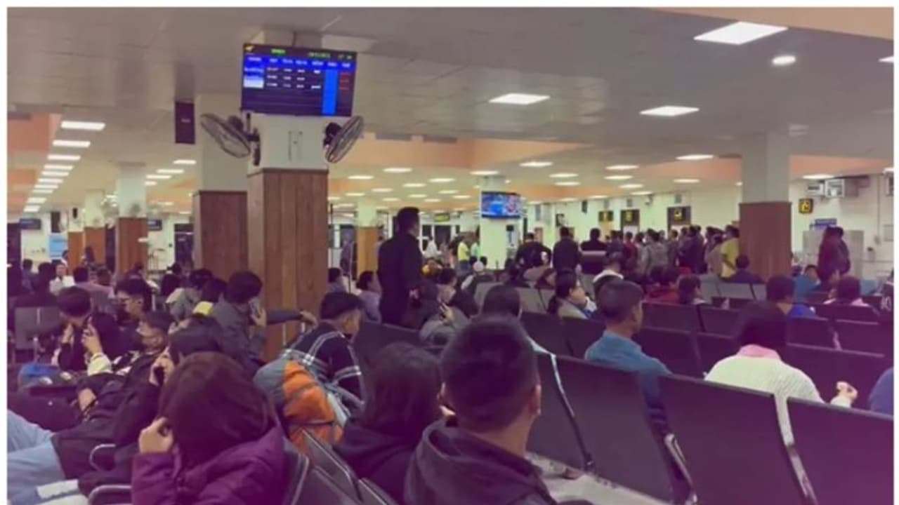 റണ്വേയ്ക്ക് മുകളിൽ ഡ്രോൺ; 2 ഇന്റിഗോ വിമാനങ്ങൾ വഴിതിരിച്ചുവിട്ടു, വിമാനത്താവള നിയന്ത്രണം വ്യോമസേന ഏറ്റെടുത്തു റണ്വേയ്ക്ക് മുകളിൽ ഡ്രോൺ; 2 ഇന്റിഗോ വിമാനങ്ങൾ വഴിതിരിച്ചുവിട്ടു, വിമാനത്താവള നിയന്ത്രണം വ്യോമസേന ഏറ്റെടുത്തു