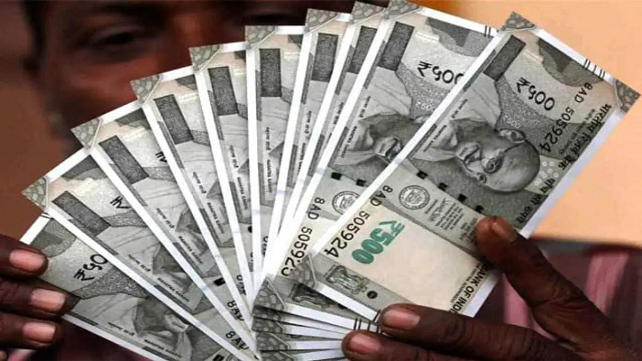 వరంగల్ జిల్లాలో రోడ్డుపై తగలబడుతున్న కారు.. అందులో నోట్ల కట్టలు, అందినకాడికి దోచుకున్న జనం