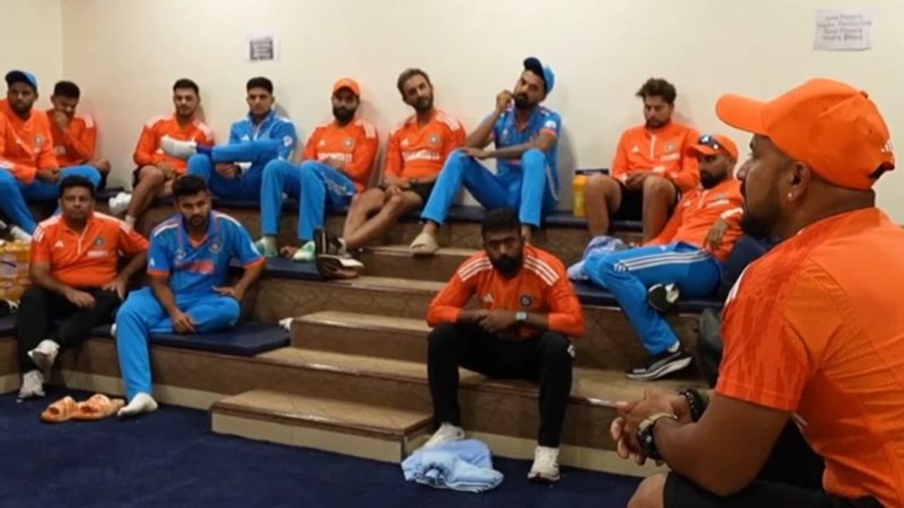 IND vs AUS: துள்ளி குதித்து ஓடிக் கொண்டிருந்த பிளேயர்ஸ், சுருண்டு விழுந்த நிலை! கலையிழந்து காணப்பட்ட ஓய்வறை! IND vs AUS: துள்ளி குதித்து ஓடிக் கொண்டிருந்த பிளேயர்ஸ், சுருண்டு விழுந்த நிலை! கலையிழந்து காணப்பட்ட ஓய்வறை!