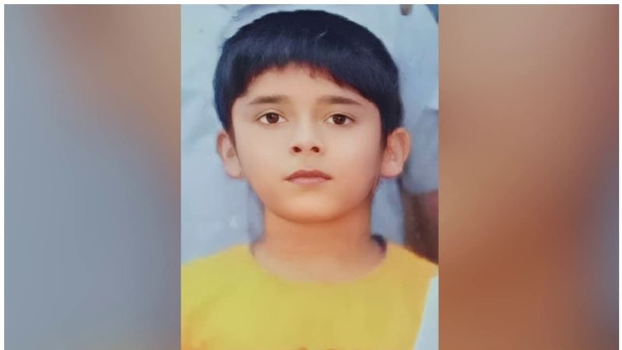 അച്ഛനും സഹോദരിക്കുമൊപ്പം ക്ഷേത്രക്കുളത്തിൽ കുളിക്കാനിറങ്ങി; 11 കാരന് ദാരുണാന്ത്യം അച്ഛനും സഹോദരിക്കുമൊപ്പം ക്ഷേത്രക്കുളത്തിൽ കുളിക്കാനിറങ്ങി; 11 കാരന് ദാരുണാന്ത്യം