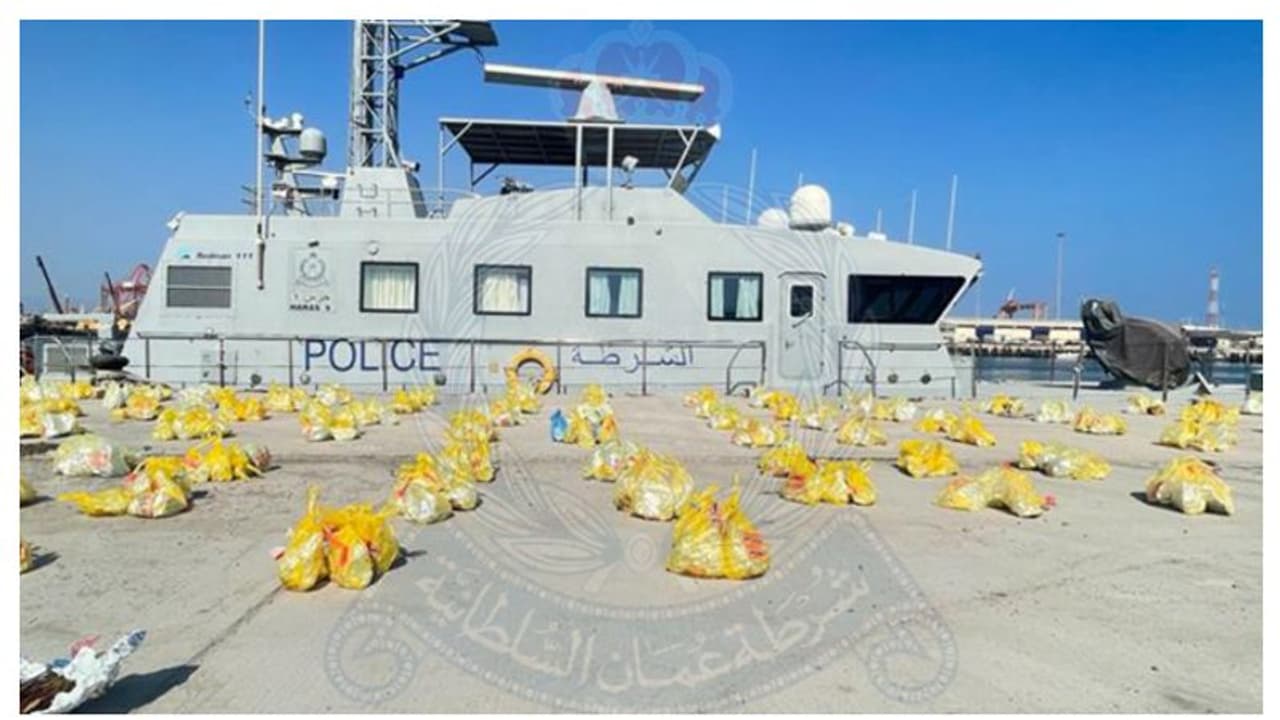 വൻ മയക്കു മരുന്ന് വേട്ട; മൂന്നു പേർ കോസ്റ്റ് ഗാർഡ് പൊലീസിന്റെ പിടിയില് വൻ മയക്കു മരുന്ന് വേട്ട; മൂന്നു പേർ കോസ്റ്റ് ഗാർഡ് പൊലീസിന്റെ പിടിയില്