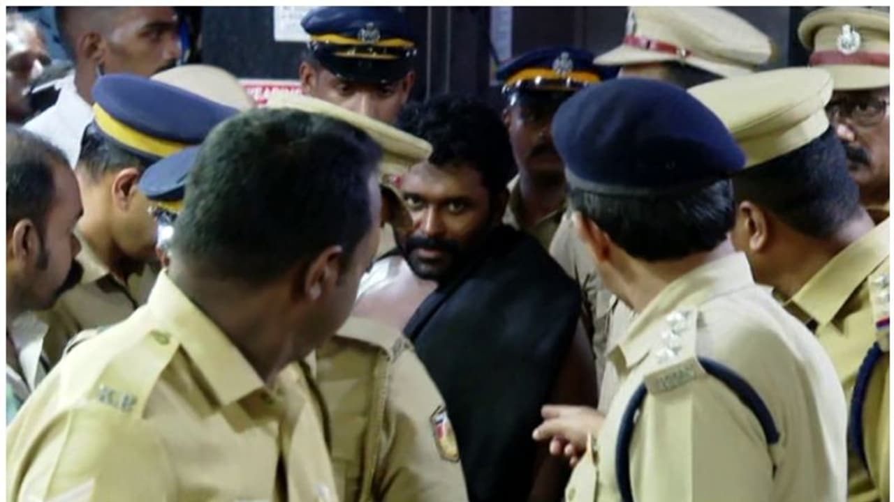 മരട് അനീഷിന് നേരെ ജയിലിൽ വധശ്രമം; ബ്ലേഡ് കൊണ്ട് തലയിലും ദേഹത്തും മുറിവേൽപ്പിച്ചു മരട് അനീഷിന് നേരെ ജയിലിൽ വധശ്രമം; ബ്ലേഡ് കൊണ്ട് തലയിലും ദേഹത്തും മുറിവേൽപ്പിച്ചു