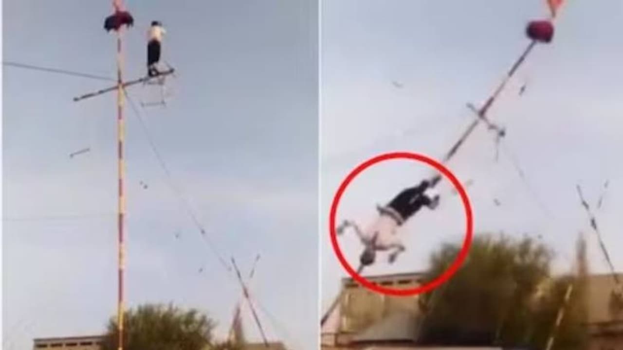 കാലിൽ കയറുടക്കി താഴെവീണ് ട്രപ്പീസ് ആർട്ടിസ്റ്റ്, ഞെട്ടിക്കുന്ന ദൃശ്യങ്ങൾ സോഷ്യൽമീഡിയയിൽ കാലിൽ കയറുടക്കി താഴെവീണ് ട്രപ്പീസ് ആർട്ടിസ്റ്റ്, ഞെട്ടിക്കുന്ന ദൃശ്യങ്ങൾ സോഷ്യൽമീഡിയയിൽ