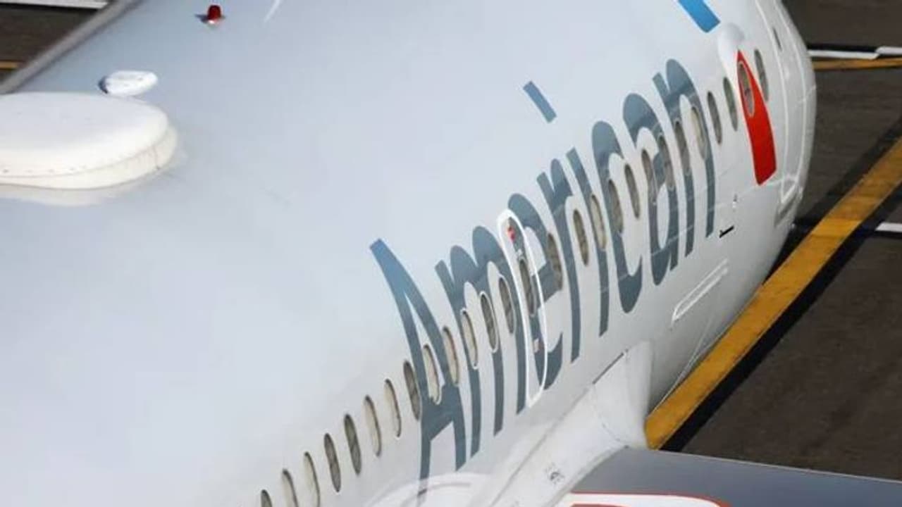 ജീവനക്കാരെ ഭീഷണിപ്പെടുത്തി വിമാനം തിരിച്ചിറക്കി, യാത്രക്കാരിക്ക് പിഴ 33 ലക്ഷം ജീവനക്കാരെ ഭീഷണിപ്പെടുത്തി വിമാനം തിരിച്ചിറക്കി, യാത്രക്കാരിക്ക് പിഴ 33 ലക്ഷം