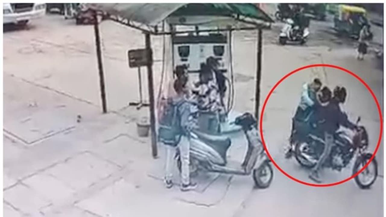 ബസ് ഇറങ്ങി പെട്രോള് പമ്പില് നില്ക്കവെ ബൈക്കില് തട്ടിക്കൊണ്ടുപോയ കോളേജ് വിദ്യാര്ത്ഥിനിയെ കണ്ടെത്തി ബസ് ഇറങ്ങി പെട്രോള് പമ്പില് നില്ക്കവെ ബൈക്കില് തട്ടിക്കൊണ്ടുപോയ കോളേജ് വിദ്യാര്ത്ഥിനിയെ കണ്ടെത്തി