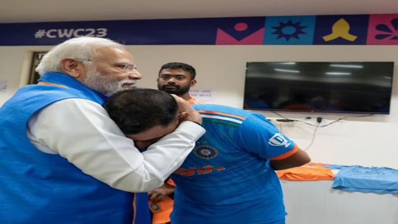 ड्रेसिंग रूम में मोदी ने टीम इंडिया को किया जरदस्त मोटीवेट, PM ने मोहम्मद शमी को लगा लिया गले
