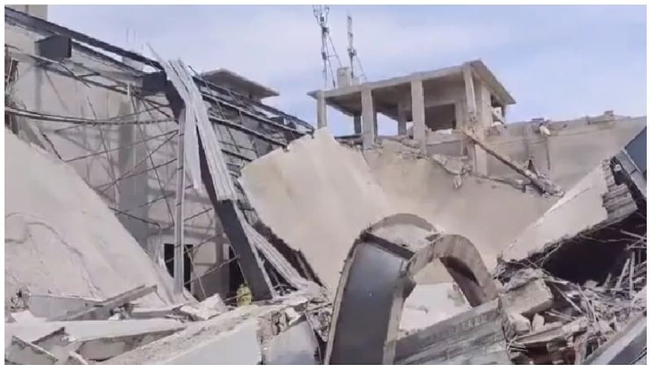 തെലങ്കാനയിൽ ഇൻഡോർ സ്റ്റേഡിയം തകർന്നുവീണു, 3 മരണം, നിരവധി പേർക്ക് പരിക്ക്; രക്ഷാപ്രവർത്തനം തുടരുന്നു തെലങ്കാനയിൽ ഇൻഡോർ സ്റ്റേഡിയം തകർന്നുവീണു, 3 മരണം, നിരവധി പേർക്ക് പരിക്ക്; രക്ഷാപ്രവർത്തനം തുടരുന്നു