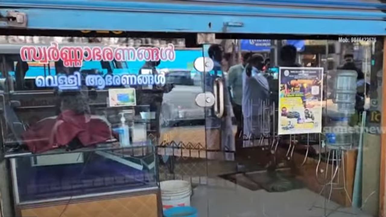 ജ്വല്ലറി കുത്തിത്തുറന്നു, സ്വര്‍ണം തൊട്ടില്ല, വെള്ളിയുമായി മുങ്ങി കള്ളന്‍, അതിനൊരു കാരണമുണ്ട്...