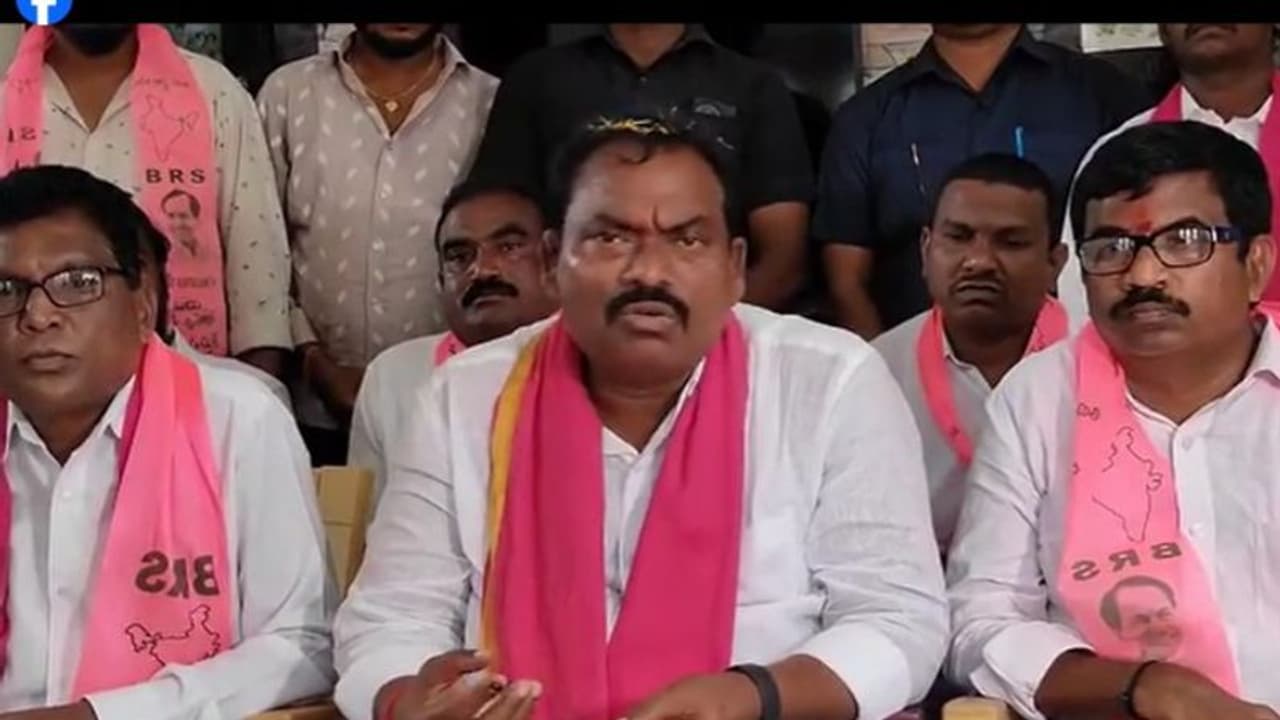 నాకు ప్రాణహాని ఉంది..: బీఆర్ఎస్ ఎమ్మెల్యే రవి శంకర్ కీలక వ్యాఖ్యలు నాకు ప్రాణహాని ఉంది..: బీఆర్ఎస్ ఎమ్మెల్యే రవి శంకర్ కీలక వ్యాఖ్యలు