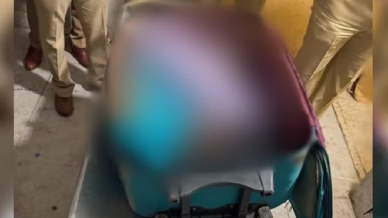 4 മണിയുടെ മെമുവിന് സ്റ്റേഷനിലെത്തി, പ്ലാറ്റ്ഫോമിൽ വച്ച ട്രോളി ബാഗിൽ നിന്ന് രക്തം, അച്ഛനും മകളും പിടിയിൽ 