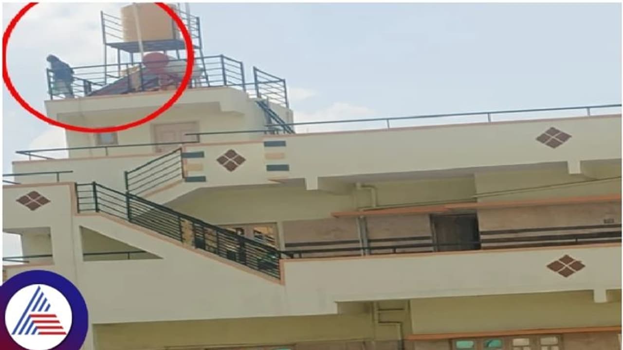 ಬಿಜೆಪಿ ಮುಖಂಡನ ಮೇಲೆ ಪ್ರೀತಿ ವಂಚನೆ ಆರೋಪ, ಪ್ರಿಯತಮನ ಮನೆಮೇಲೆ ಹತ್ತಿ ಹೈಡ್ರಾಮಾ ಮಾಡಿದ ಯುವತಿ ಬಿಜೆಪಿ ಮುಖಂಡನ ಮೇಲೆ ಪ್ರೀತಿ ವಂಚನೆ ಆರೋಪ, ಪ್ರಿಯತಮನ ಮನೆಮೇಲೆ ಹತ್ತಿ ಹೈಡ್ರಾಮಾ ಮಾಡಿದ ಯುವತಿ