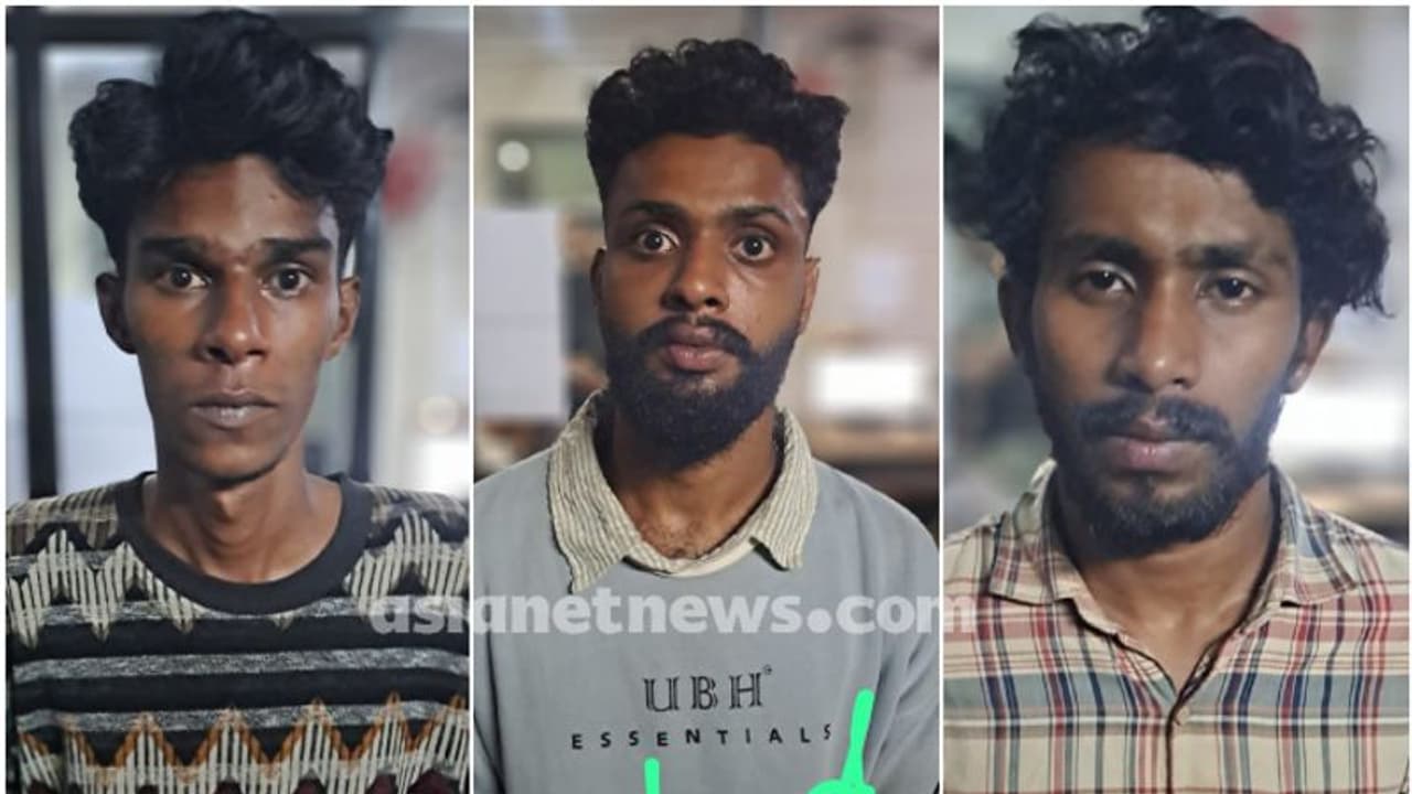 സുഹൃത്തുമായി സംസാരിച്ച് നിൽക്കവെ ഭീഷണി, നഗ്നനാക്കി മർദ്ദിച്ച് പണം തട്ടി; മലപ്പുറത്ത് 3 പേർ പിടിയിൽ സുഹൃത്തുമായി സംസാരിച്ച് നിൽക്കവെ ഭീഷണി, നഗ്നനാക്കി മർദ്ദിച്ച് പണം തട്ടി; മലപ്പുറത്ത് 3 പേർ പിടിയിൽ